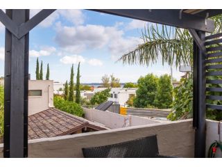 Como Mezzanine Retreat Apartment, Perth - 5