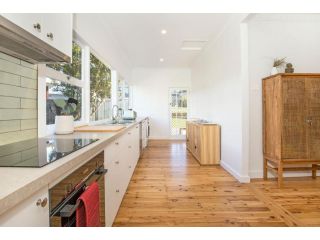 Concordia - Pet Friendly - 5 Mins to Hyams Beach Guest house, Erowal Bay - 5