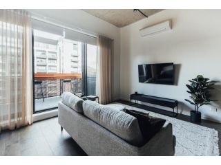 Contemporary 1-bed With Balcony and Pool Apartment, Phillip - 4