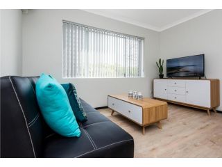 Contemporary 1 Bedroom Apartment Near the City Apartment, Perth - 2