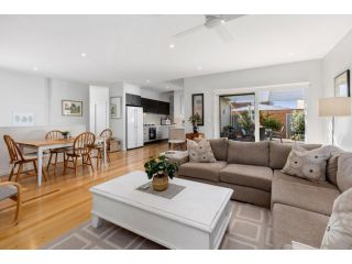 Contemporary Edgewater Oasis Walking Distance to Beach Free WiFi Guest house, Queenscliff - 2