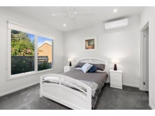 Contemporary Edgewater Oasis Walking Distance to Beach Free WiFi Guest house, Queenscliff - 1
