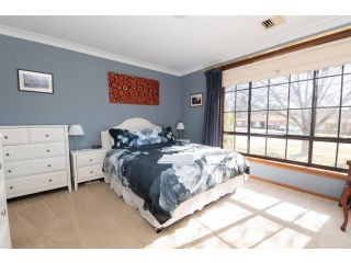 Spacious Family Home - Leafy Suburb & Pet-Friendly Guest house, Orange - 1