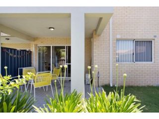 CONVENIENT AIRPORT SUNNY GARDEN WIFI NETFLIX WINE Apartment, Perth - 4