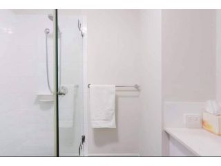 CONVENIENT AIRPORT SUNNY GARDEN WIFI NETFLIX WINE Apartment, Perth - 5