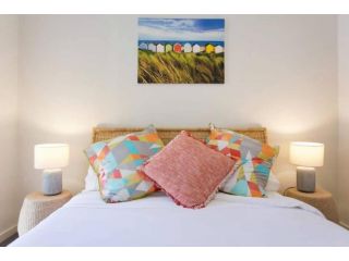 CONVENIENT AIRPORT SUNNY GARDEN WIFI NETFLIX WINE Apartment, Perth - 1