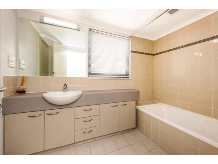Conveniently located 2 Bedroom Apartment In The CBD Apartment, Perth - imaginea 6