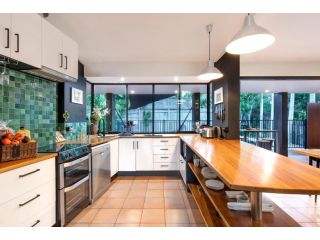 Cool Noosa Home. Central location. A/C. Gym. WIFI. Netflix Apartment, Noosa Heads - 4