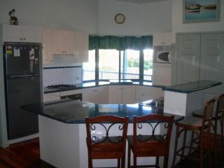 Cooloola Cottage - Rainbow Beach - Walk to everything and relax in comfort, Pet friendly too Guest house, Rainbow Beach - 3