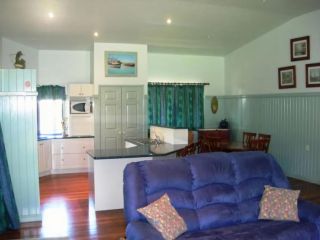 Cooloola Cottage - Rainbow Beach - Walk to everything and relax in comfort, Pet friendly too Guest house, Rainbow Beach - 5
