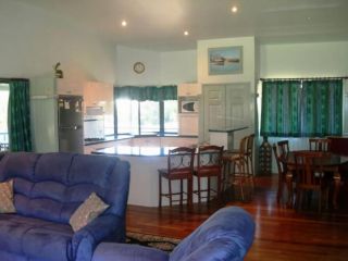 Cooloola Cottage - Rainbow Beach - Walk to everything and relax in comfort, Pet friendly too Guest house, Rainbow Beach - 1