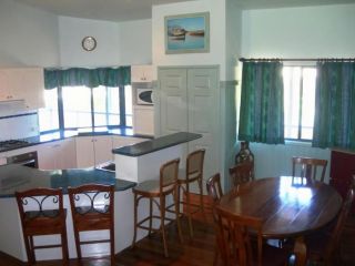 Cooloola Cottage - Rainbow Beach - Walk to everything and relax in comfort, Pet friendly too Guest house, Rainbow Beach - 4