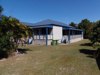 Cooloola Cottage - Rainbow Beach - Walk to everything and relax in comfort, Pet friendly too Guest house, Rainbow Beach - 2
