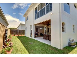 Coolum Street 41, Dicky Beach Guest house, Caloundra - 2