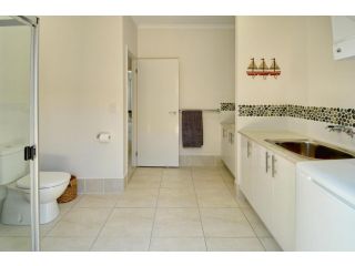 Coolum Street 41, Dicky Beach Guest house, Caloundra - 4