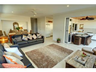 Coolum Street 41, Dicky Beach Guest house, Caloundra - 3