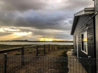 Coorong Island Retreat - Farm Stay at Pet Friendly Property Guest house, Meningie - 2
