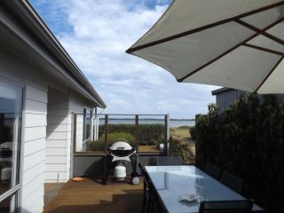Coorong Waterfront Retreat Guest house, Meningie - 1