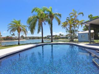Coorumbong 27 - Five Bedroom Home on Canal with Pool, WiFi, Aircon! Guest house, Mooloolaba - 2