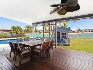 Coorumbong 27 - Five Bedroom Home on Canal with Pool, WiFi, Aircon! Guest house, Mooloolaba - 3