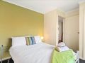 Sublime Beach Getaway, Spacious Balcony with BBQ Guest house, Copacabana - thumb 9