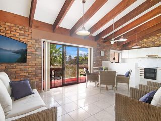 Coral Gardens unit 2 - Water views and easy walk to Twin Towns Services Club Apartment, Coolangatta - 1