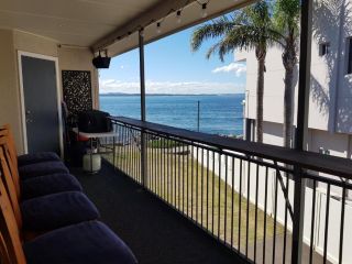 Waterfront Location - 2 Bed Apartment in Corlette, Port Stephens - Sleeps 4 Apartment, Corlette - 1