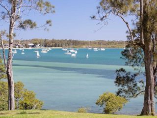 'Corlette Waterfront', 2/44 Danalene Parade - Waterfront Luxury, WIFI, Aircon, Boat Parking Guest house, Corlette - 2