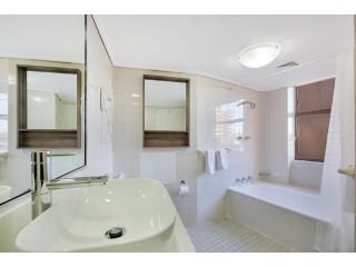 Cosmopolitan apartment at College St Apartment, Sydney - 3