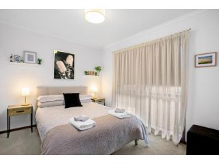 Cosy Cottage 2BR, NETFLIX, Private Garden Terrace Apartment, Victoria - 5