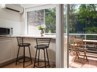 Cosy Family Apartment with Parking and Balconies Apartment, Sydney - 3