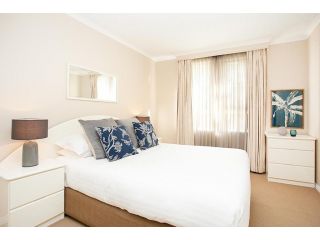 Cosy Harbourside Apartment With Bridge View Pool Apartment, Sydney - 5