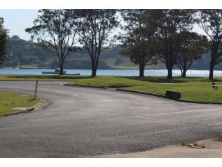 Cosy lakeside Family+Pet friendly 3 BR HolidayHOME Guest house, Lakes Entrance - 2