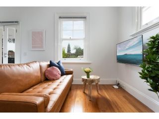 Cosy Sunlit Studio 20 Minutes From CBD Apartment, Sydney - 5