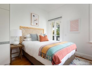Cosy Sunlit Studio 20 Minutes From CBD Apartment, Sydney - 3