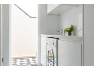 Cosy Sunlit Studio 20 Minutes From CBD Apartment, Sydney - 1