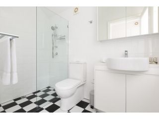 Cosy Sunlit Studio 20 Minutes From CBD Apartment, Sydney - 2