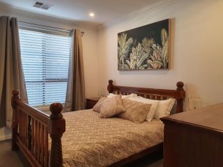 Cozy Getaway, King Bed with TV, NBN, Netflix, Nespresso Guest house, Christies Beach - 3