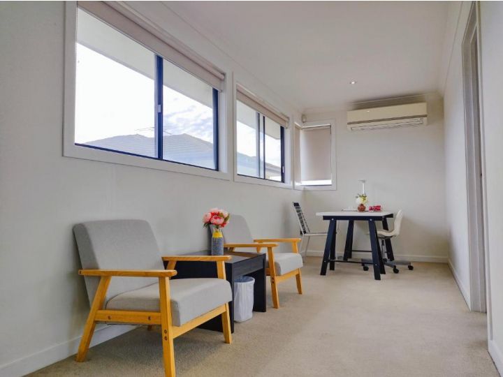 Not entire house!! Cozy two bedrooms with private bathroom and parking Guest house, Point Cook - imaginea 1