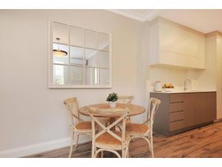 CRES5-Moments Away from Many Ferry Wharf and Beach Apartment, Sydney - 2