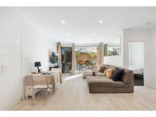 CROW1-44Q - Queenscliff Beach Pad Apartment, New South Wales - 1