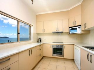 Beachfront Penthouse, Paranomic Views of Ocean Guest house, Terrigal - 3