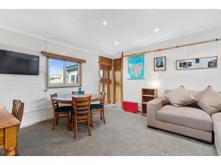Cute comfortable renovated cottage on Esplanade Guest house, Tasmania - 2