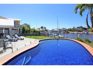 Outstanding Waterfront Hamptons Style 5 Bedroom Luxurious Home with Air Conditioning Pool and Pontoon -Bring your own boat Guest house, Mooloolaba - 5