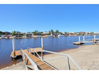 Outstanding Waterfront Hamptons Style 5 Bedroom Luxurious Home with Air Conditioning Pool and Pontoon -Bring your own boat Guest house, Mooloolaba - 1