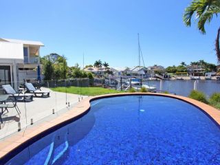 Outstanding Waterfront Hamptons Style 5 Bedroom Luxurious Home with Air Conditioning Pool and Pontoon -Bring your own boat Guest house, Mooloolaba - 2