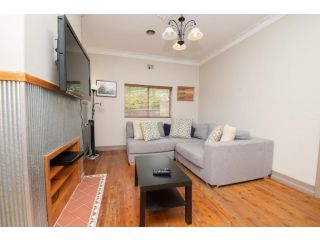 Dalton House Central, Comfy & Convenient Guest house, Orange - 5