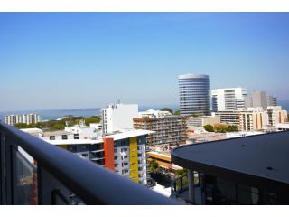 Darwin City Apartment with Harbour View & Pool Guest house, Darwin - 1