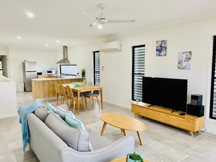 DAYDREAMING Airlie Beach, Water views & only 200m to boardwalk. Guest house, Cannonvale - imaginea 2