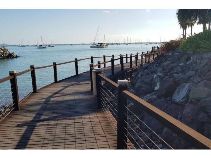 DAYDREAMING Airlie Beach, Water views & only 200m to boardwalk. Guest house, Cannonvale - imaginea 1